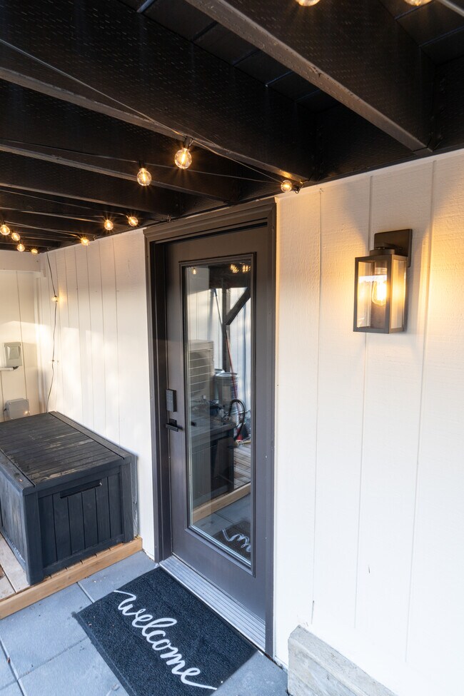 Entrada bien iluminada a la unidad - 1519 32nd Ave