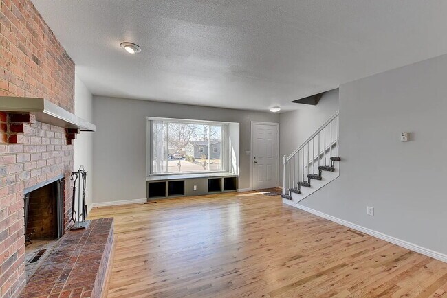 Foto del edificio - "Charming Duplex Retreat on Inca Street – Spacious 3-Bedroom Haven with 2.5 Baths in Englewood!"