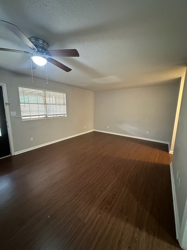 Foto del edificio - 102 Country Club Dr