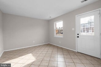 Building Photo - 45 Heritage Ct