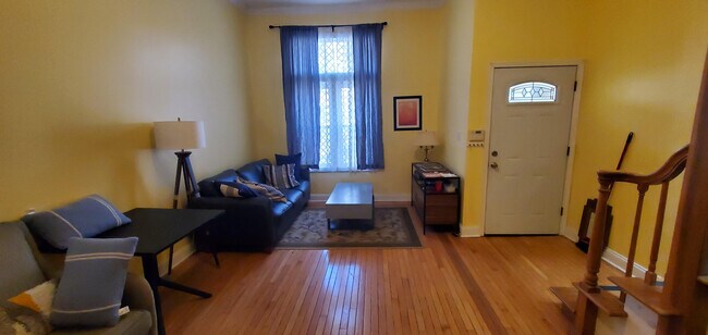Sala de estar - 1620 N Calvert St