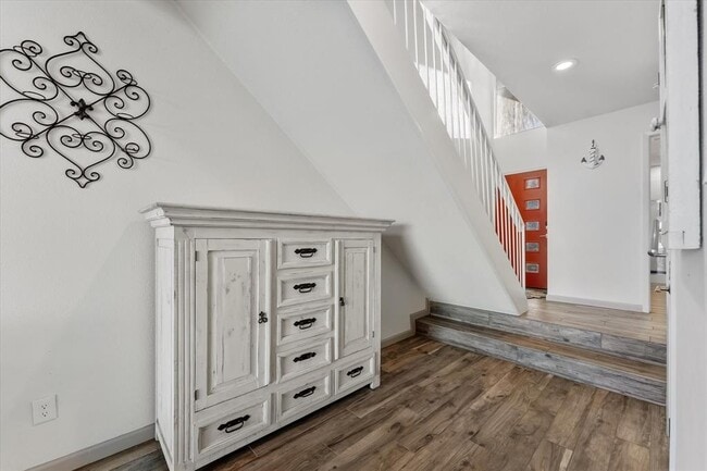 Building Photo - 3942 Knollcrest Dr
