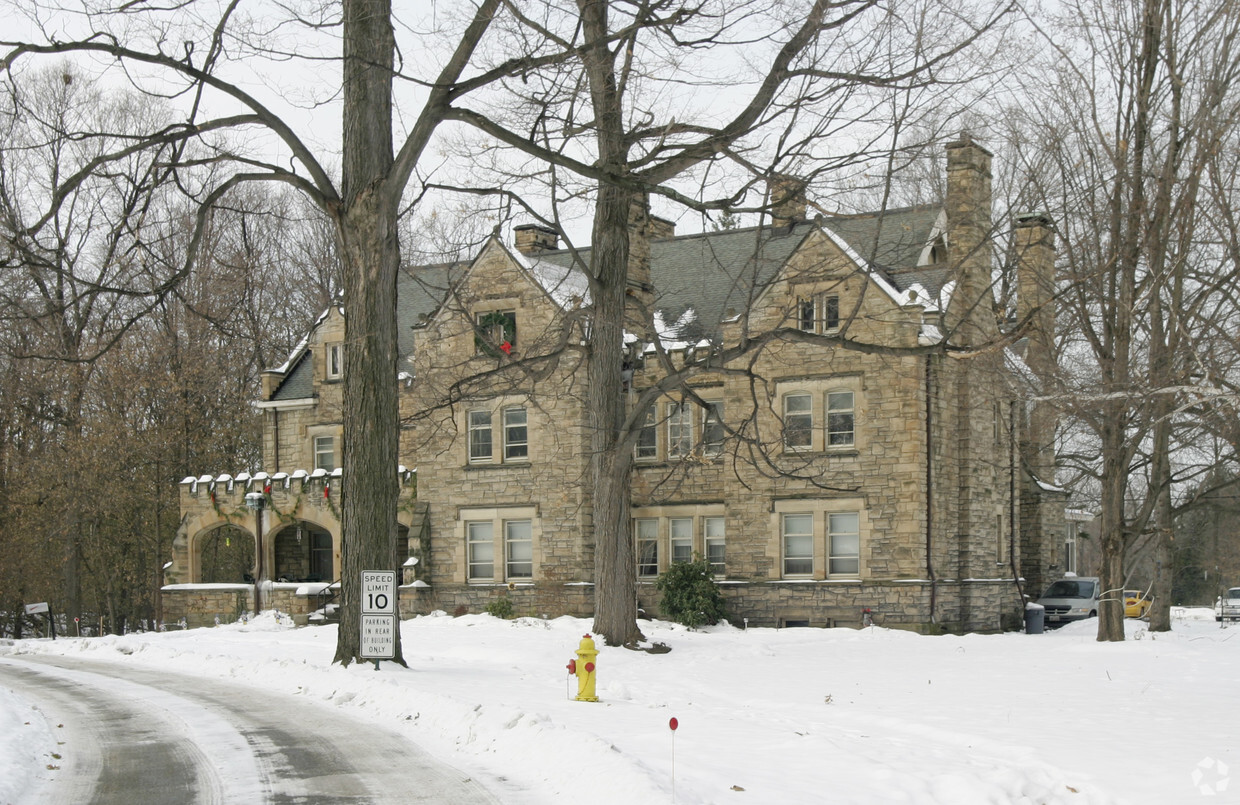 Edificio principal, vista al - Van Gorder Manor