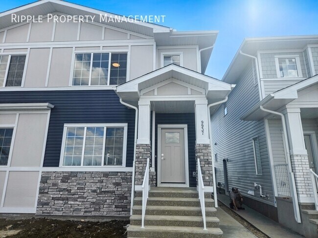 Photo du bâtiment - BRAND NEW 3 BEDS+DEN, 2.5 BATHS UPPER UNIT | GOURMET KITCHEN & MODERN FINISHES
