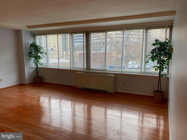 Building Photo - 1210 N Taft St