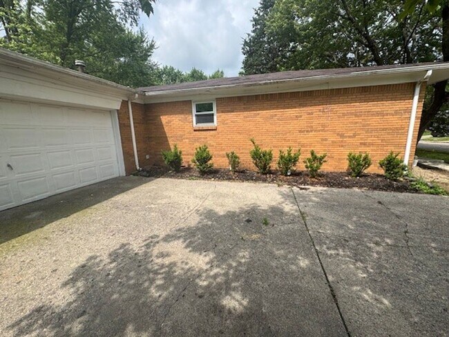 Foto del edificio - Beautiful Brick 3 Bedroom Home on East Side