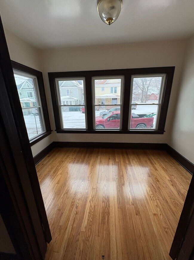 Foto del edificio - 327 E 7th St