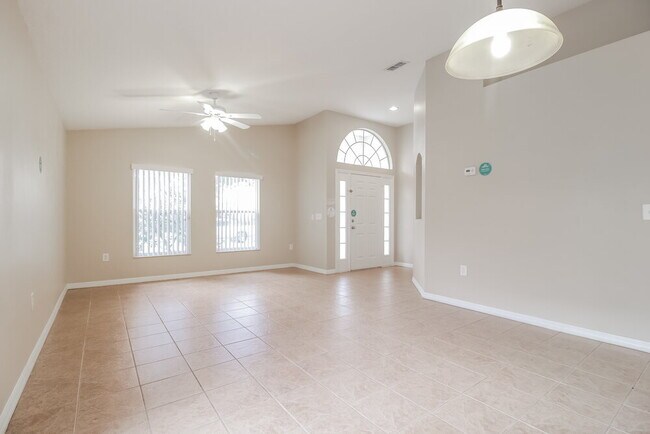 Foto del edificio - 2131 Colonial Woods Blvd