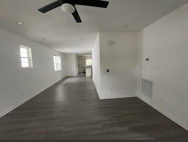 Building Photo - $500 OFF SECOND MONTHS RENT!!! Modern Char...