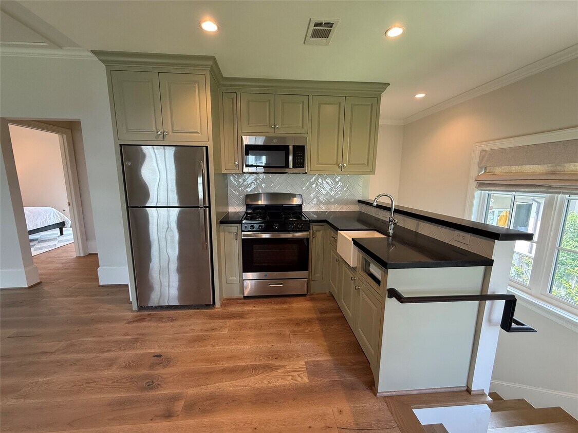 Building Photo - 2506 Blue Bonnet Blvd