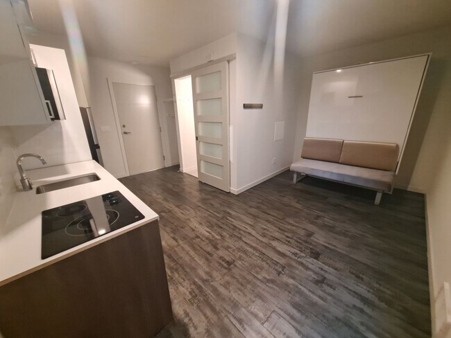 Foto del interior - 741 Harvard Modern studios with w/d in unit!