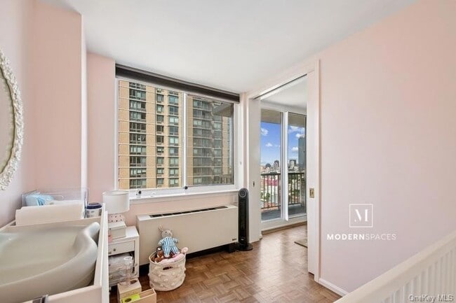 Foto del edificio - 4-74 48th Avenue Unit 21-E