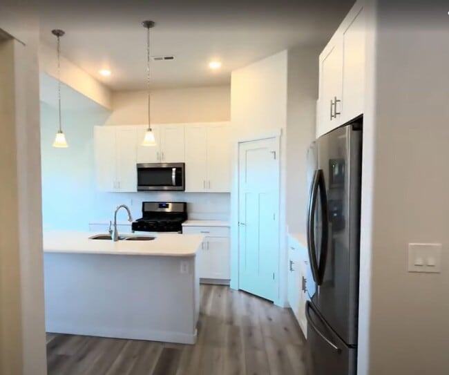 Foto del edificio - Westside End Unit Luxury Townhome in Mountain Shadows