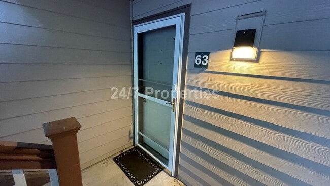 Building Photo - Lovely 2 BD | 2 BA Condo with Balcony - We...
