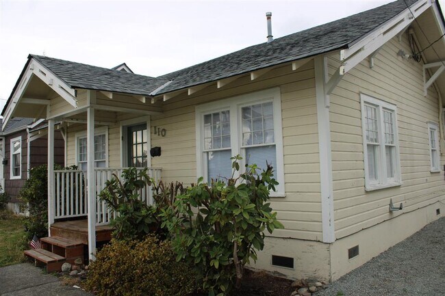 Building Photo - 3 Bedroom house with Detached Garage!