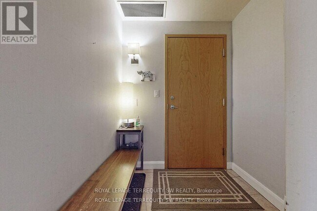 Photo du bâtiment - 700-1700 King St W