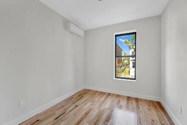 Building Photo - 694 Ashford St