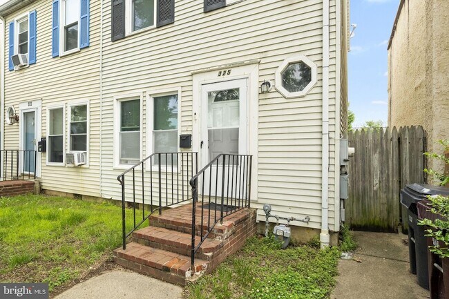 Foto del edificio - 325 E 13th St