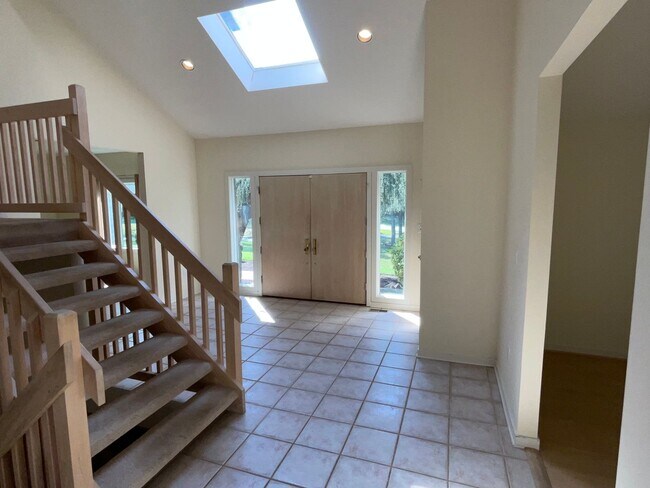 Building Photo - Beautiful 5BR 4 Full 2 Half bath Colonial ...