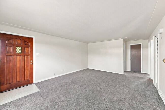 Foto del edificio - $1,495.95 - 2 Bed, 1 Bath Newly Renovated Duplex Unit!