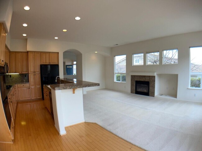 Building Photo - 9015 Village View Dr