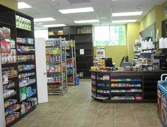 Minimercado. - 1900 N Bayshore Dr