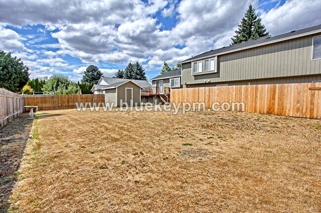 Building Photo - 4 Bed, 2 Bath Home in Well Established Nei...