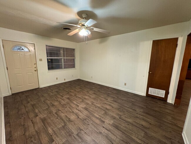 Building Photo - 360 Virtual Tour Available