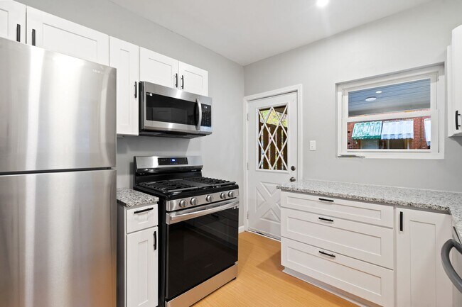 Building Photo - Renovated 2 Bed, 1.5 Bath Rowhome in Hazelwood - Central AC & Heat, Laundry - Available Now!