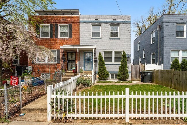 Building Photo - Contemporary Three-Bedroom in the Heart of...