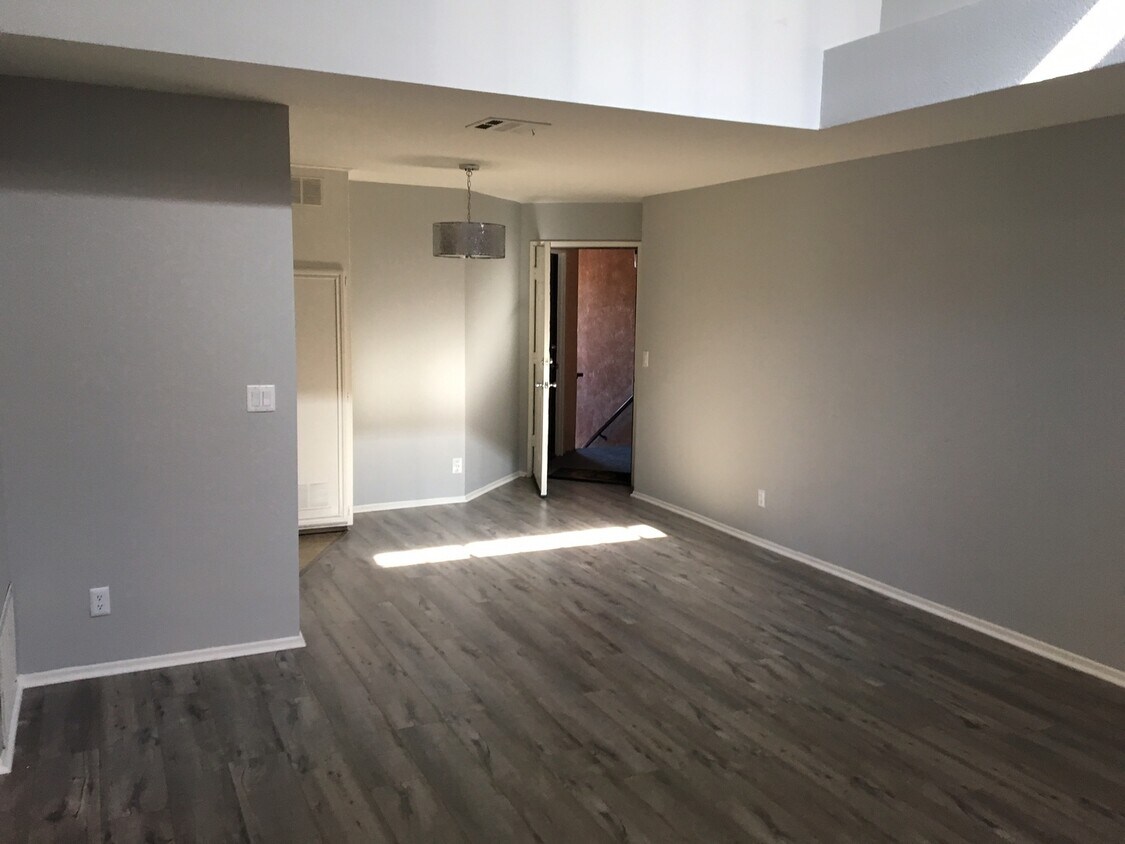 Primary Photo - 5328 Riverton Ave