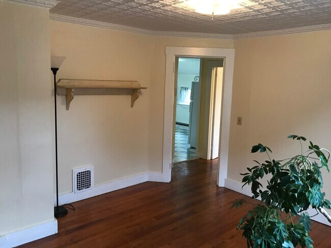 Living room - 115 Island St