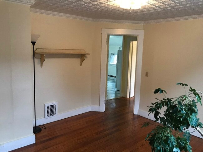 Living room - 115 Island St