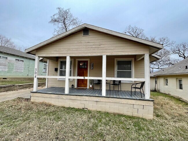 Building Photo - 304 N Cimarron Ave