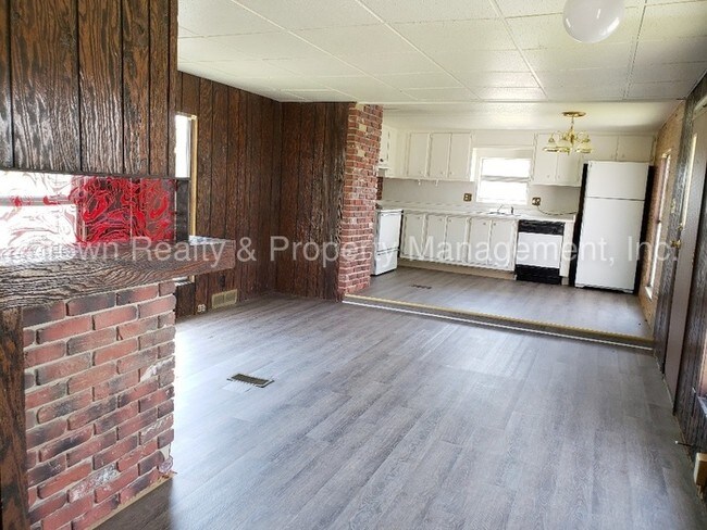 Building Photo - 4409 Summit Dr