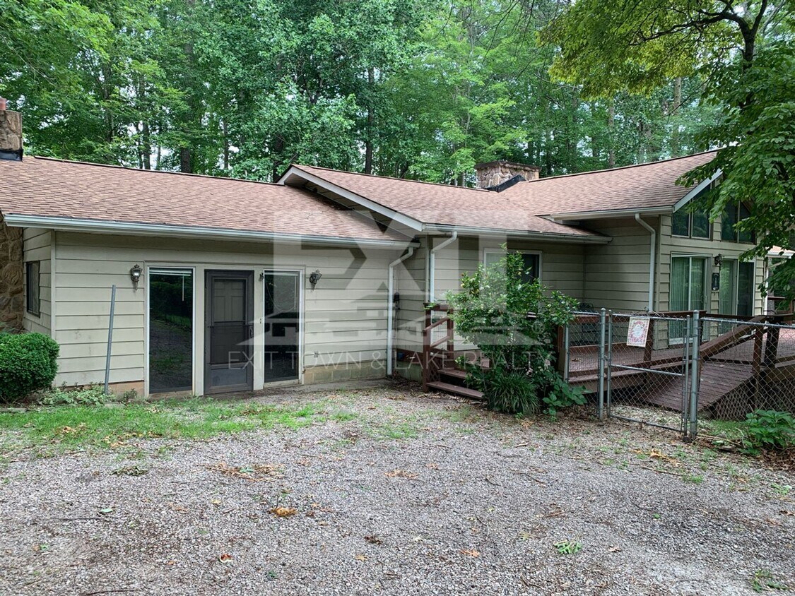 Primary Photo - Lakeview Ranch Located in a Quiet Neighbor...