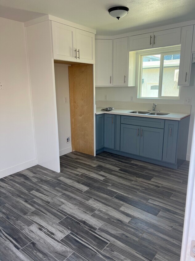 Foto principal - 817 W 101st St