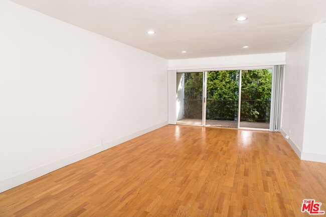 Building Photo - 416 N Oakhurst Dr