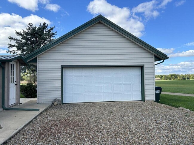 Building Photo - 2207 Jentes Rd