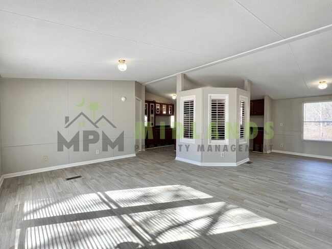 Foto del edificio - 323 Tabor Dr