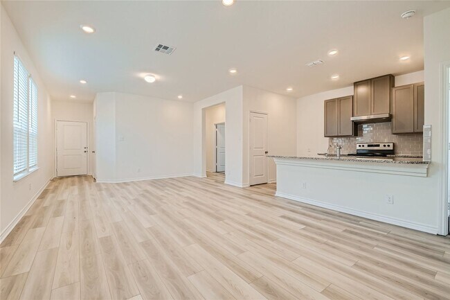 Foto del edificio - 4 Bedrooms located off Hwy 90W and Grosenb...