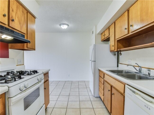Building Photo - 2804 Westhill Dr