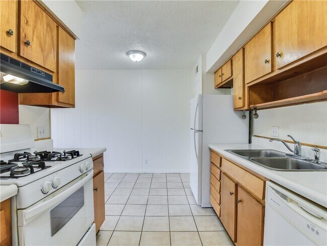 Building Photo - 2804 Westhill Dr