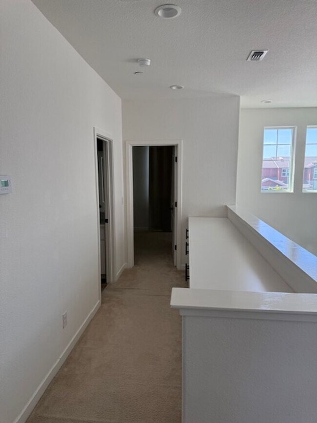 Building Photo - Home located in desirable Entrada Community!