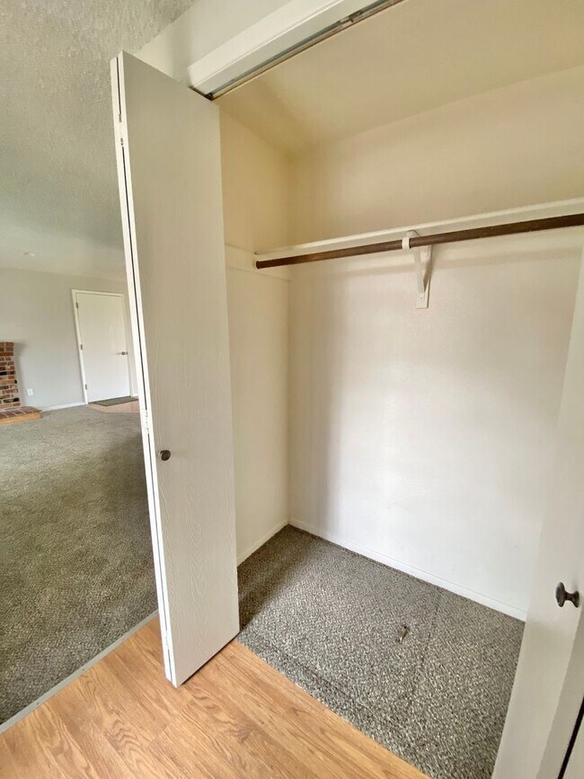Building Photo - 2 br, 1 bath House - 9657 W Hoff Dr