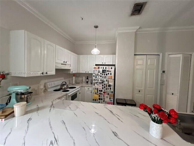 Foto del edificio - 2734 Bird Ave