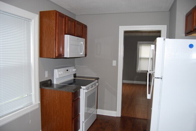 Building Photo - Updated 2 Bedroom 1 Bathroom Home