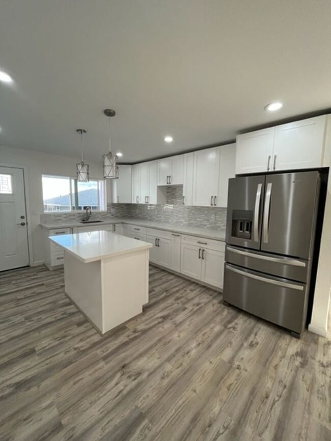 Building Photo - 3 bedrooms/ 2 baths on the ground level Duplex