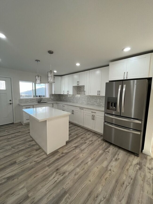 Foto del edificio - 3 bedrooms/ 2 baths on the ground level Duplex