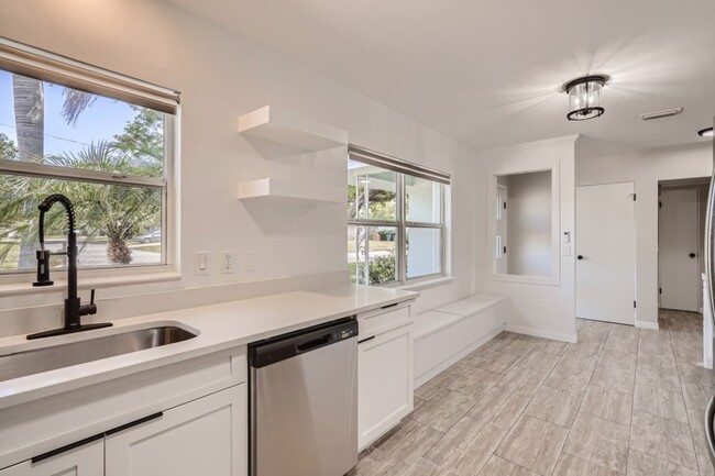 Foto del edificio - 1431 Croydon Drive